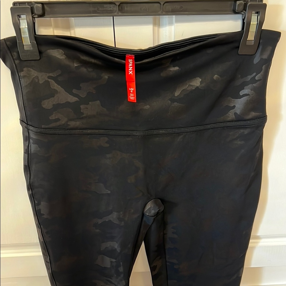 SPANX Black Camo Print Leggings, Size L, Never Worn